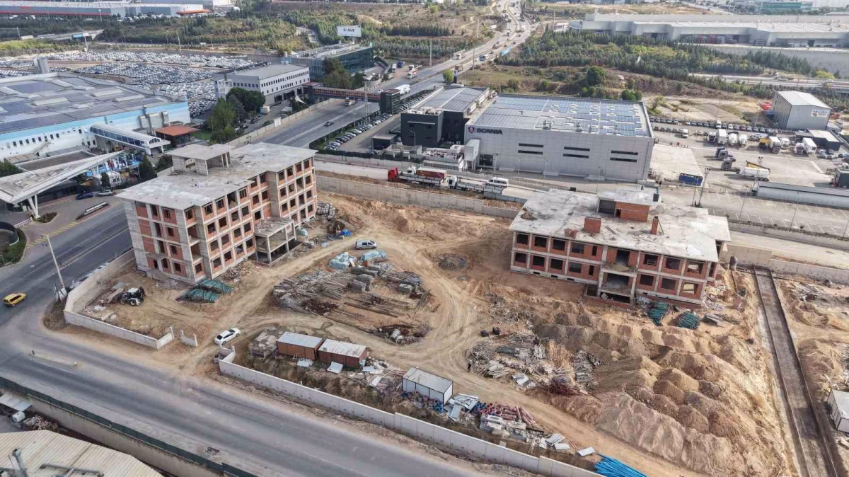 Çayırova’da inşa edilen meslek lisesinin kaba inşaatı tamamlandı