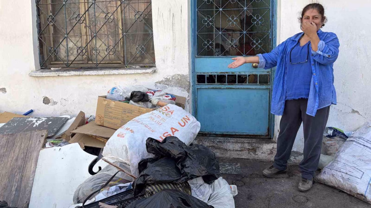İzmir Konak’ta çöp ev kabusu: Mahalleli kötü koku ve haşerelerden isyan etti