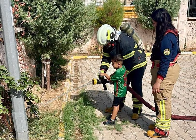Cizre’de itfaiyecilerden miniklere yangın güvenliği eğitimi
