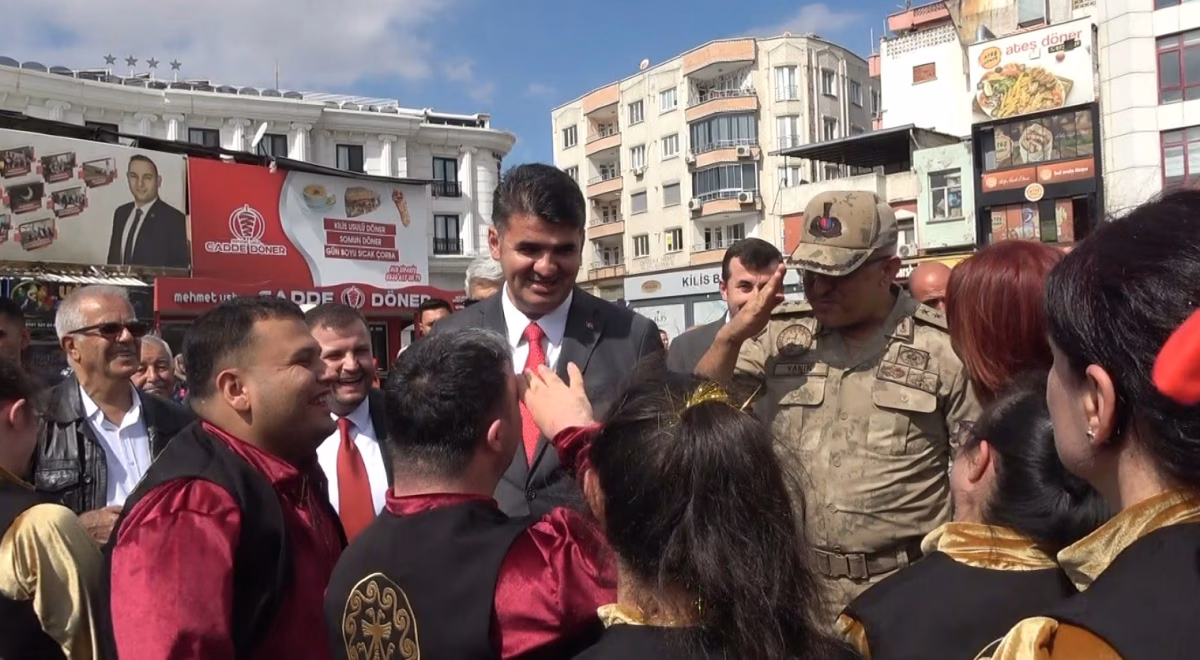 İl Jandarma Komutanını görünce asker selamı verdiler