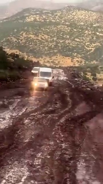 Siirt’te yağış sonrası yollar çamura döndü, araçlar yolda kaldı