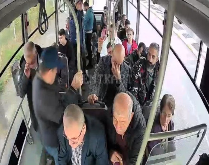 Epilepsi hastası yolcuya şoförlerden hızlı müdahale