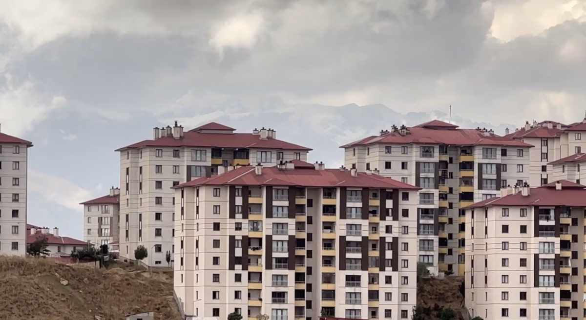 Yüksekova’ya mevsimin ilk karı düştü
