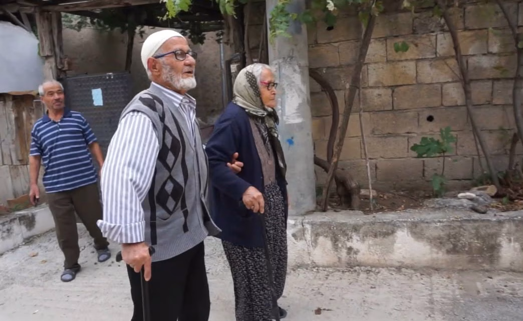Aşkları Cumhuriyet’in ilk yıllarına dayanıyor: 95 yaşındaki çift, 72 yıllık evliliğiyle yıllara meydana okuyor