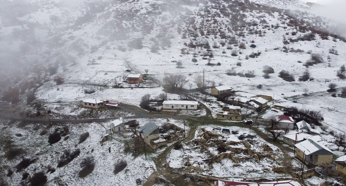 Erzincan’da hava soğudu, zirvelere kar yağdı