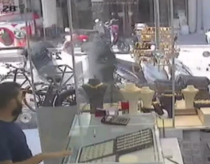 Çantayı kapıp kaçtılar, kadın peşlerinden koştu