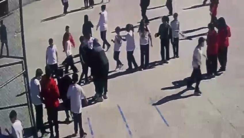 Öğretmenin hayat kurtaran manevrası güvenlik kamerasında