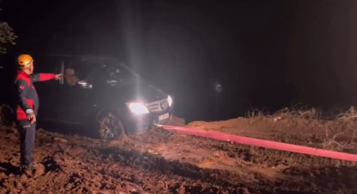 Kilis’te çamura saplanan araçlar kurtarıldı