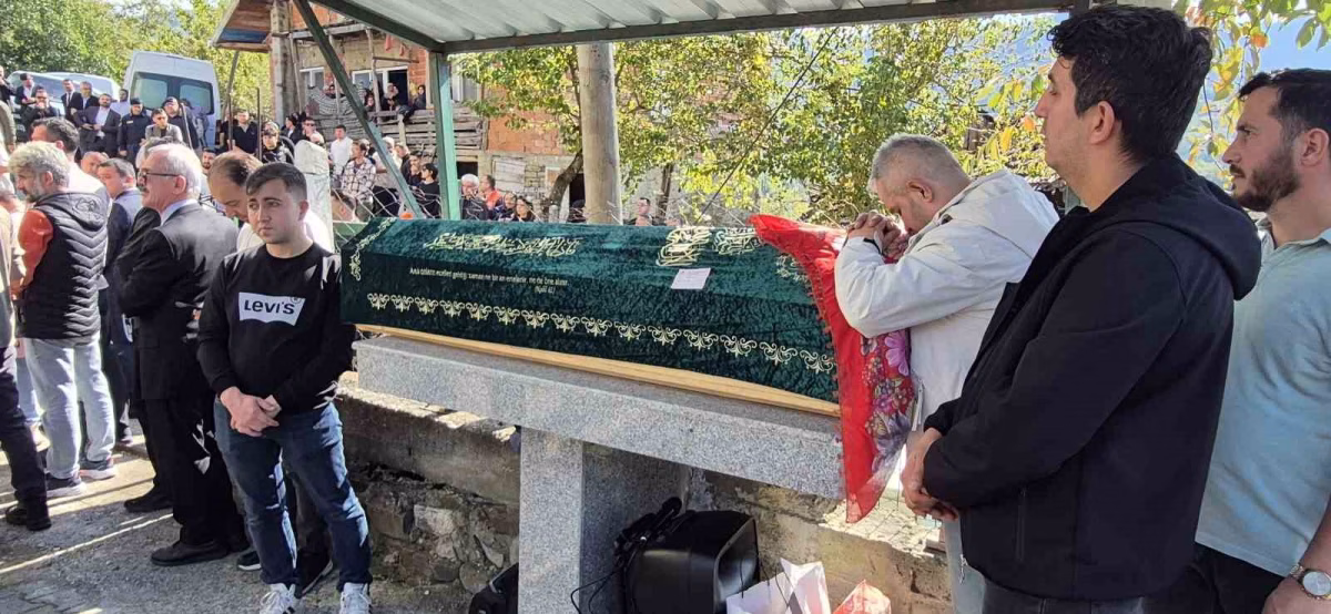 Okulda bıçaklı saldırıda hayatını kaybeden Eslem Sare, Bartın’da toprağa verildi