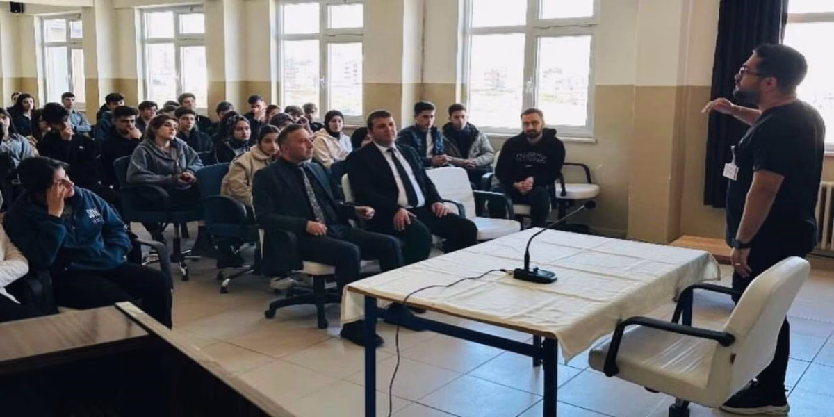 Cizre’de geleceğin gençlerine ağız ve diş sağlığı eğitimi