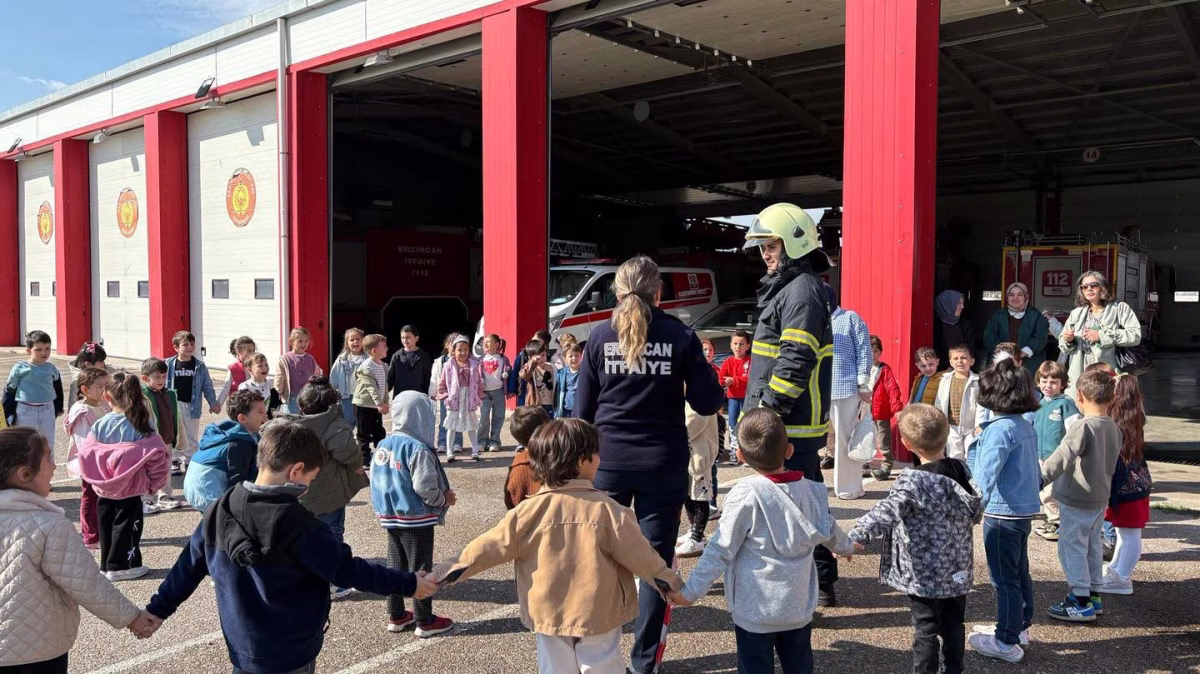 Erzincan’da anaokulu öğrencileri itfaiyeyi ziyaret etti
