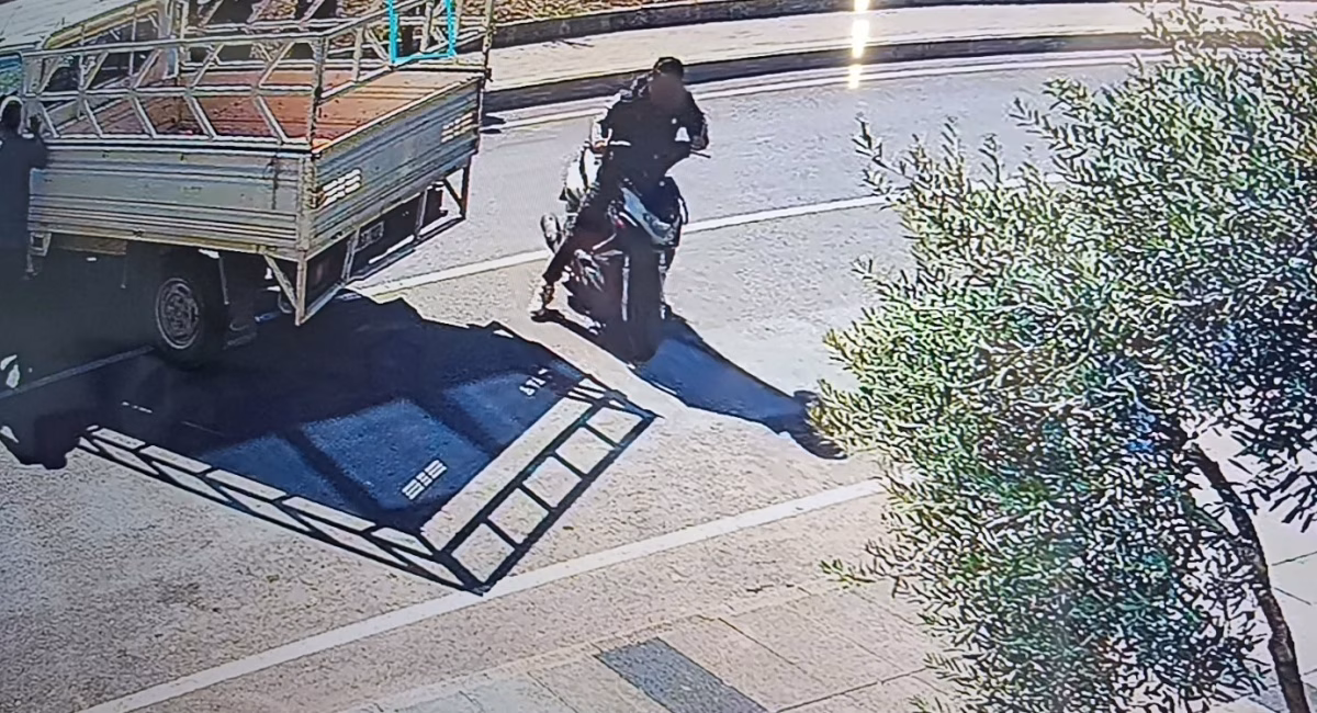 Antalya’da kamyonetle çarpışan motosikleti kaza yerinden kaçırdı