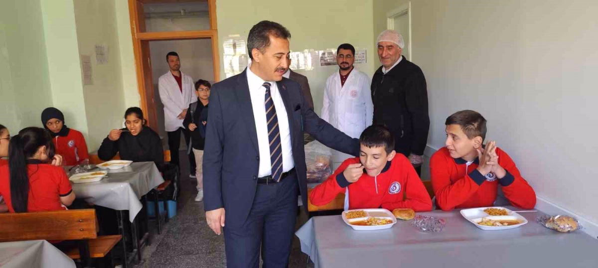Keleş, taşımalı eğitim gören öğrencilerle yemekte buluştu
