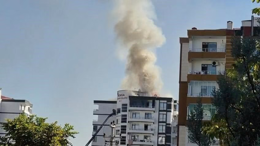 Diyarbakır’da site çatısında yangın paniği