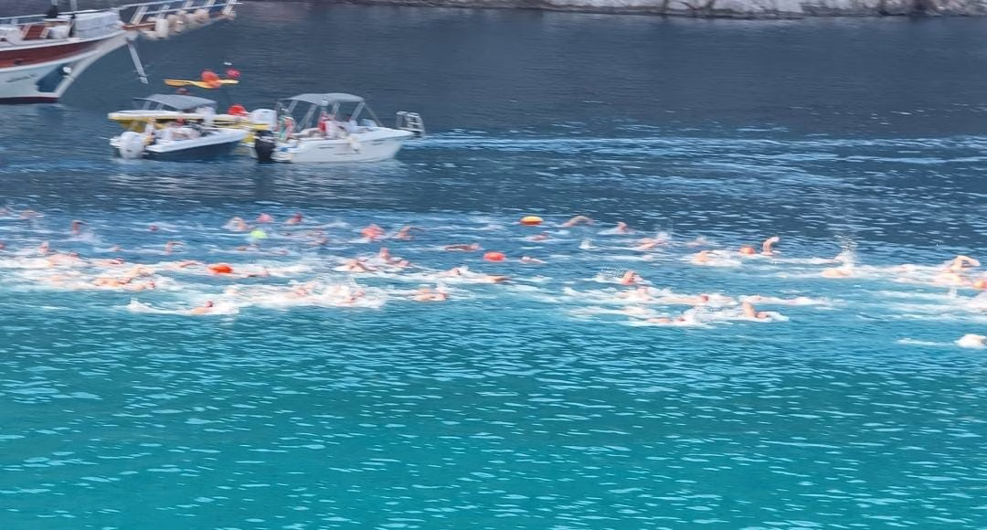 Fethiye’de bin 600 sporcu Ölüdeniz’e kulaç attı