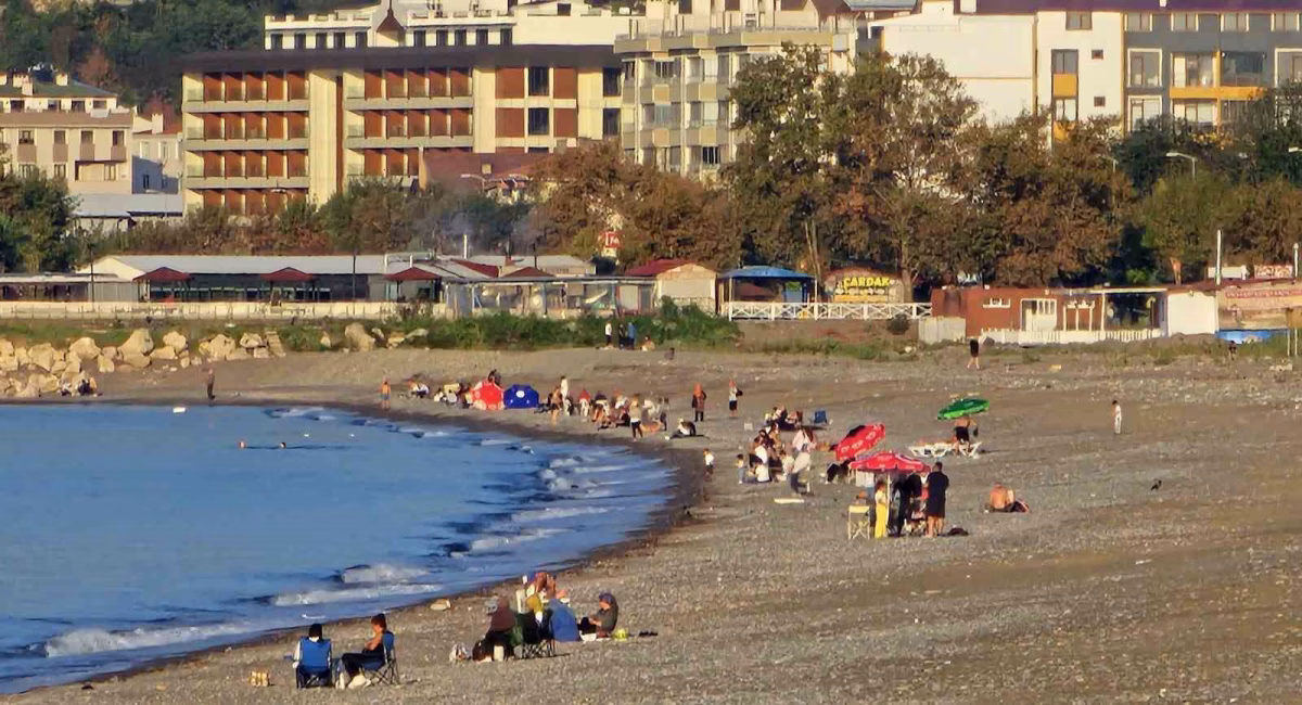 Kastamonu’da vatandaşlar yazdan kalma günün tadını sahilde çıkardı