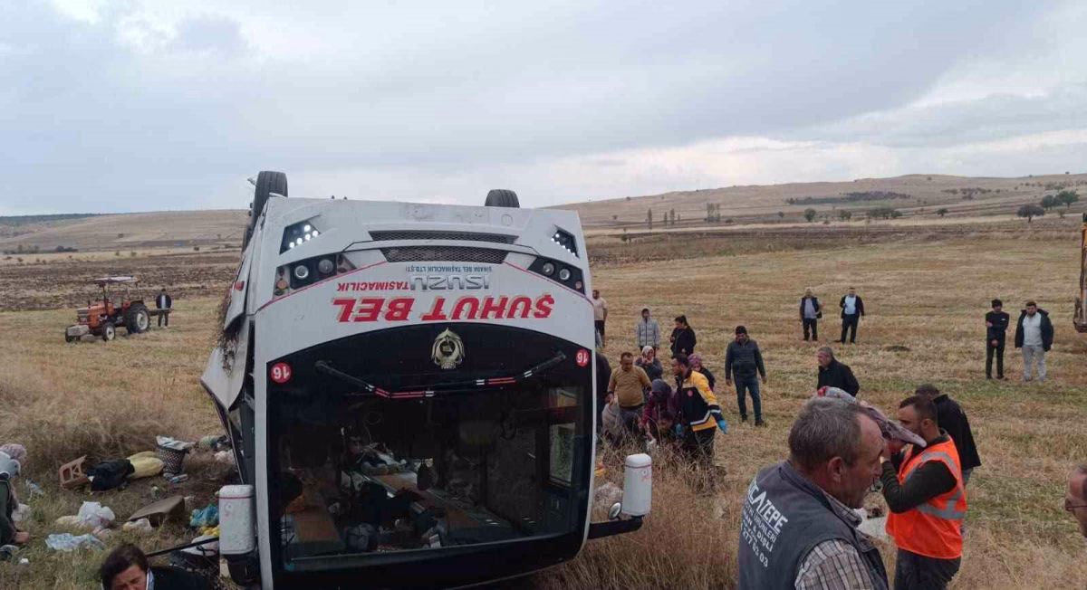 Midibüs devrildi: 25 yaralı