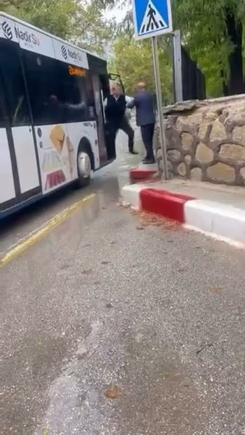 Otobüs şoförü ile kavga eden şahıs şemsiye ile saldırdı