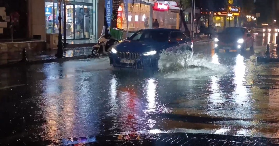 Tekirdağ’da şiddetli yağış: Cadde göle döndü, sürücüler zorlandı