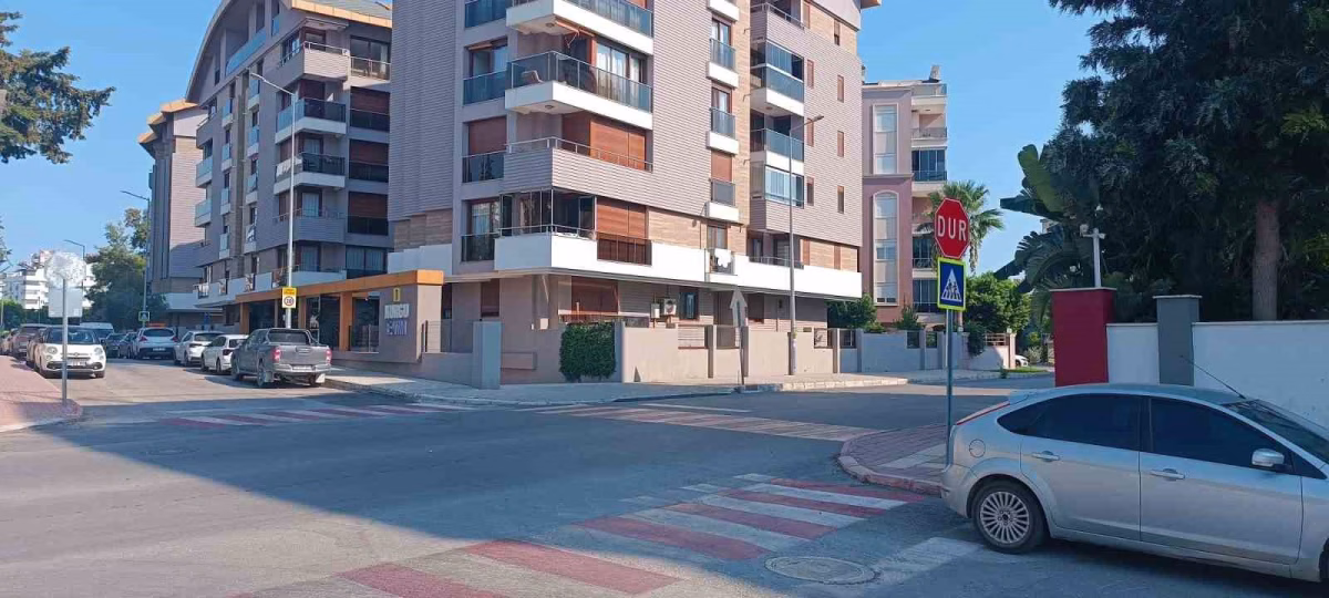 Okul servisinden indi, yolun karşısına geçerken başka servisin çarpmasıyla hastanelik oldu