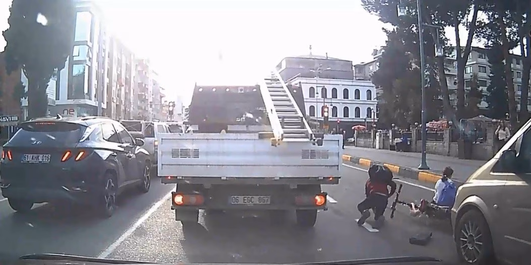 Elektrikli bisikletle araçların arasından geçerken kaza yaptılar