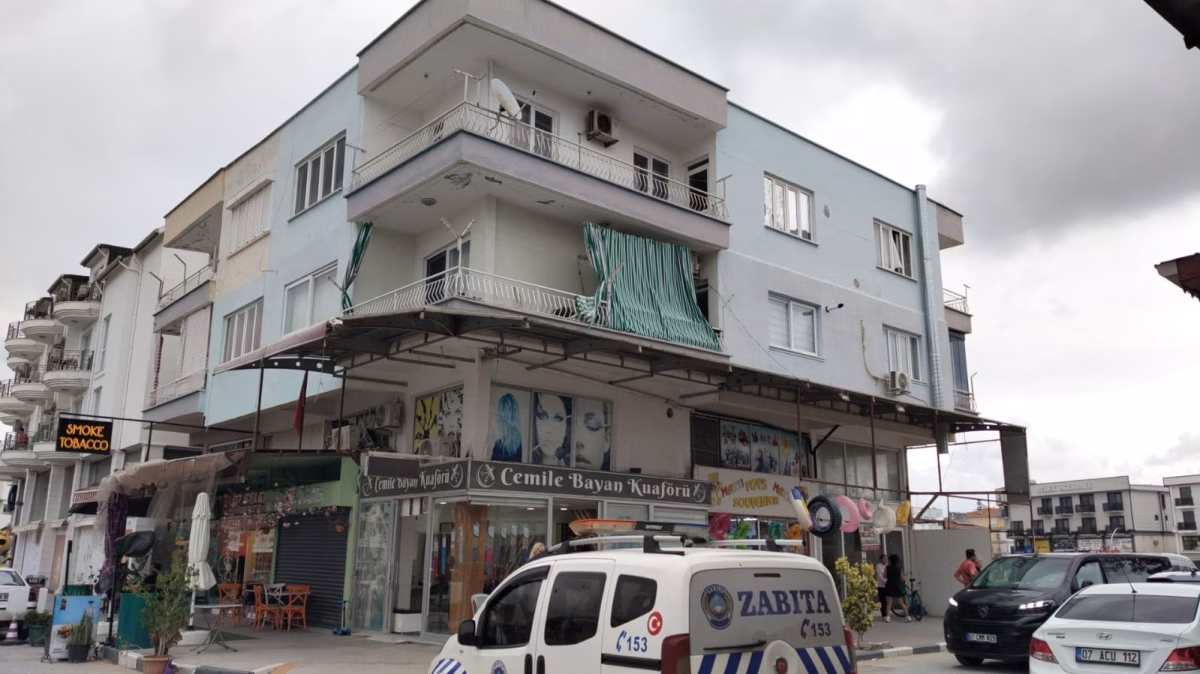 Antalya’da evde kedileri ile yaşayan hayvansever kadın hayatını kaybetti