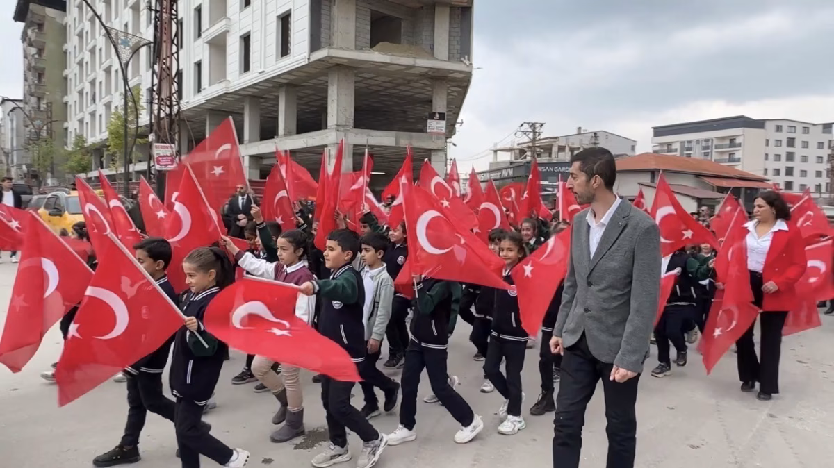 Yüksekova’da 110 metrelik dev bayrakla yürüyüş