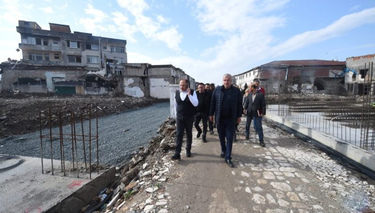 Çevre Şehircilik Bakan Yardımcısı Gürgen ile Antakya Belediye Başkanı İzzettin Yılmaz Antakya’nın ilk temellerinde incelemelerde bulundular