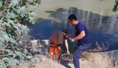 ASİ NEHRİ KENARINDA MAHSUR KALAN VATANDAŞI İTFAİYE EKİPLERİ KURTARDI  